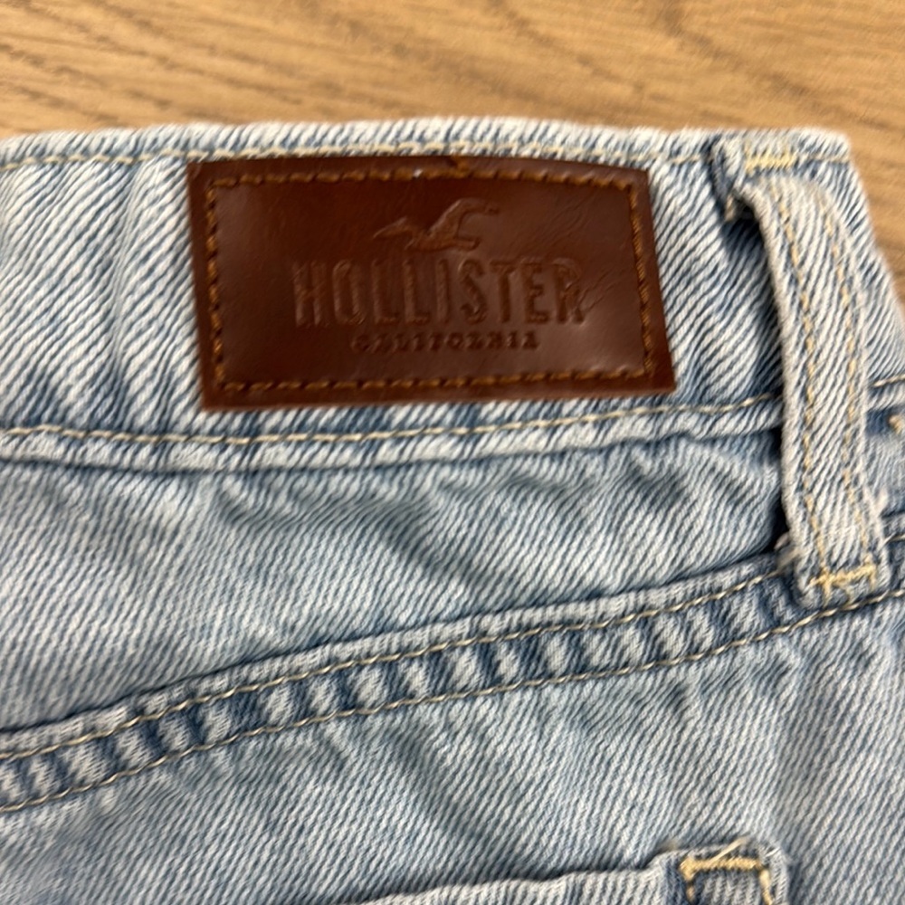 Hollister Women’s Ultra High Rise Distressed Mom Shorts Light Wash Size 5 - Picture 9 of 9